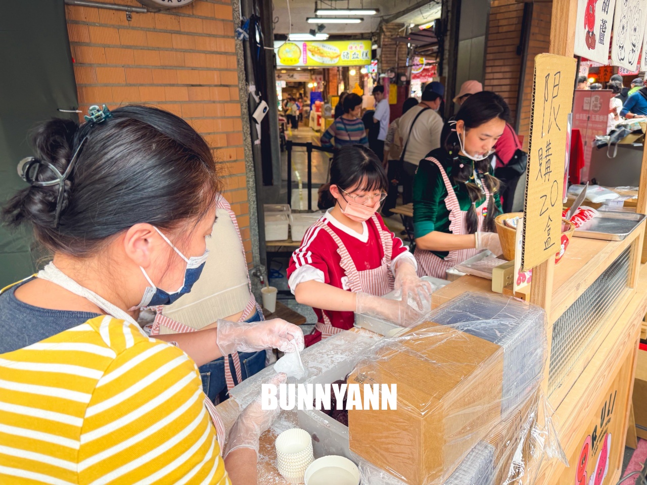 迪化街最強「路力草莓大福」，現點現包超誘人，還有脆口草莓糖葫蘆必吃！