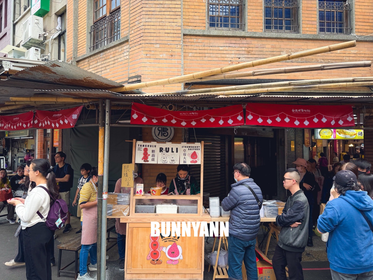 迪化街最強「路力草莓大福」，現點現包超誘人，還有脆口草莓糖葫蘆必吃！