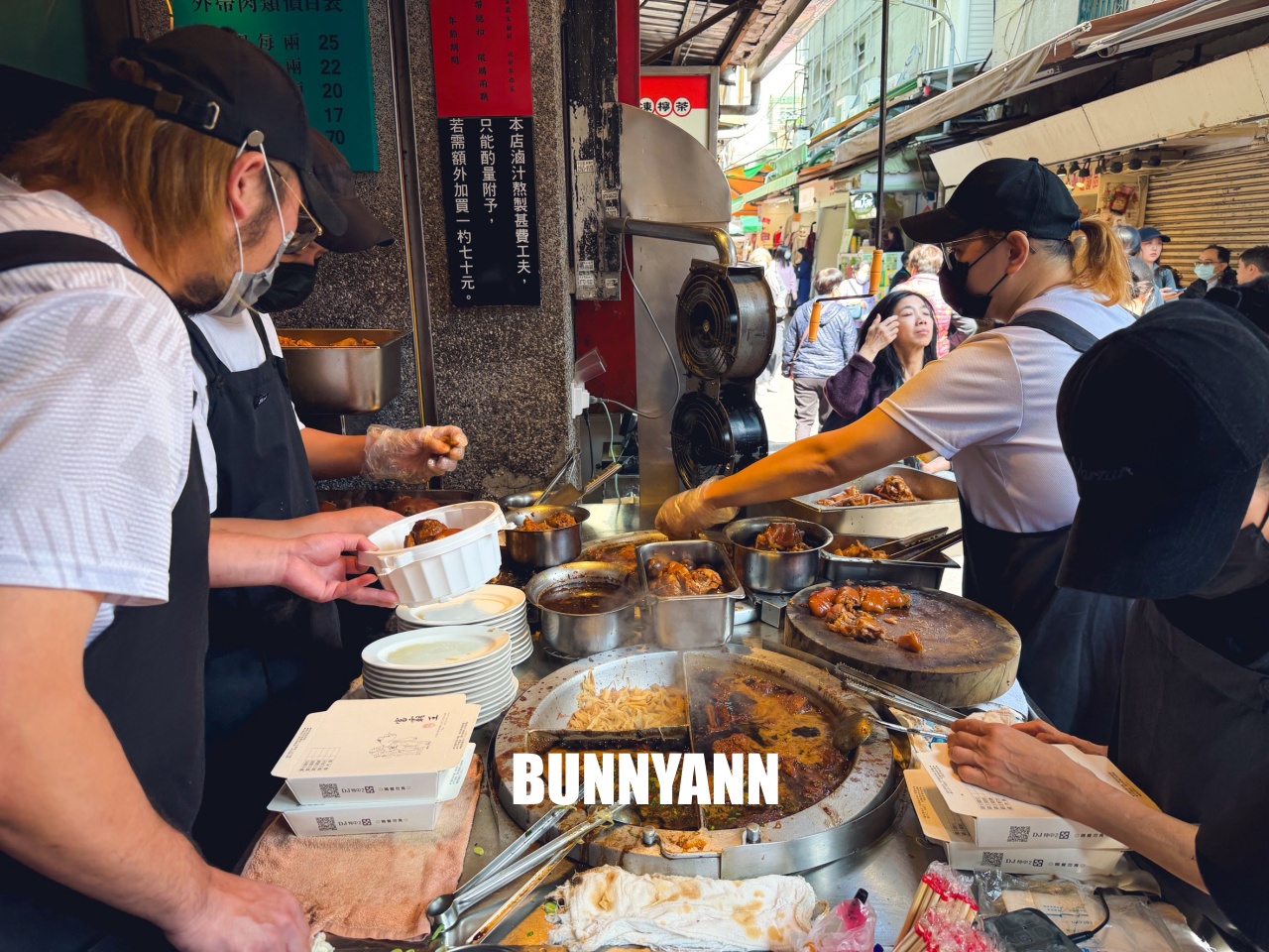 台北四平街美食「富霸王豬腳」，天天排隊的米其林級美味，黑金滷汁膠質滿滿太銷魂！
