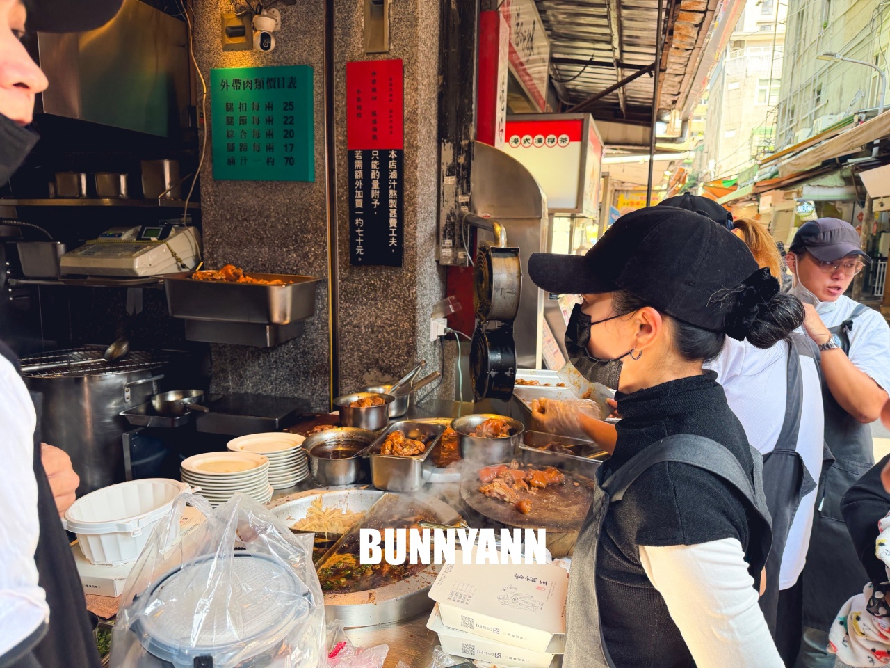 台北四平街美食「富霸王豬腳」，天天排隊的米其林級美味，黑金滷汁膠質滿滿太銷魂！
