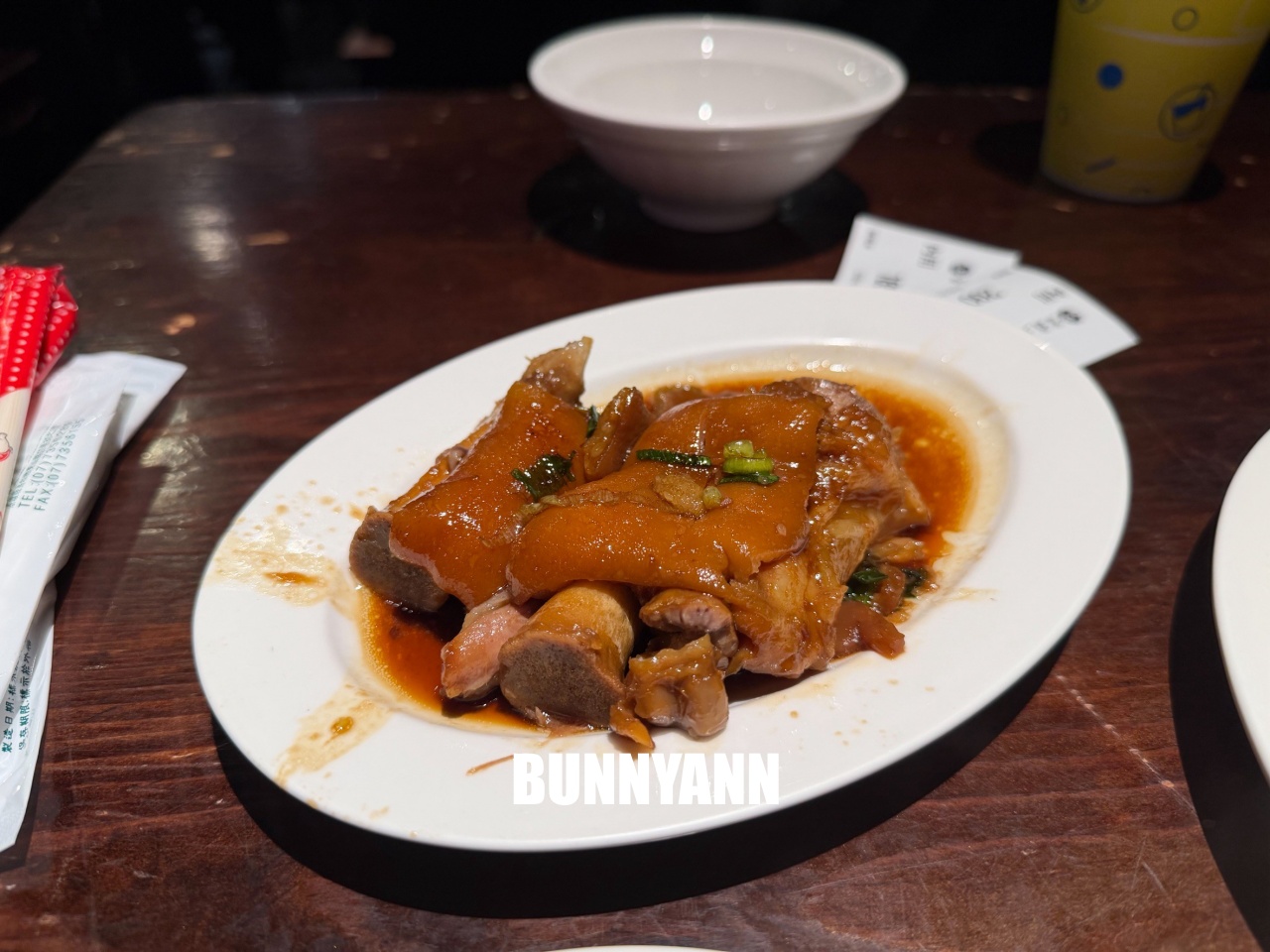 台北四平街美食「富霸王豬腳」，天天排隊的米其林級美味，黑金滷汁膠質滿滿太銷魂！