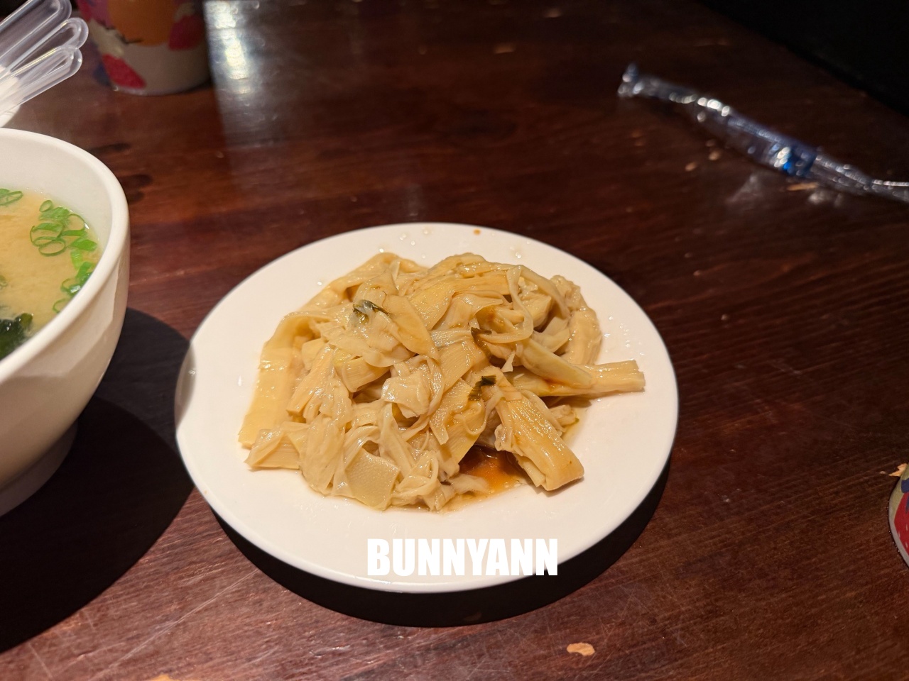 台北四平街美食「富霸王豬腳」，天天排隊的米其林級美味，黑金滷汁膠質滿滿太銷魂！