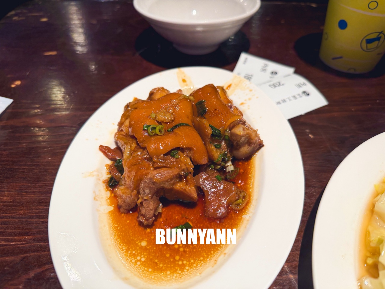 台北四平街美食「富霸王豬腳」，天天排隊的米其林級美味，黑金滷汁膠質滿滿太銷魂！