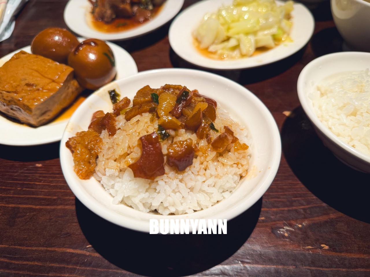 台北四平街美食「富霸王豬腳」，天天排隊的米其林級美味，黑金滷汁膠質滿滿太銷魂！