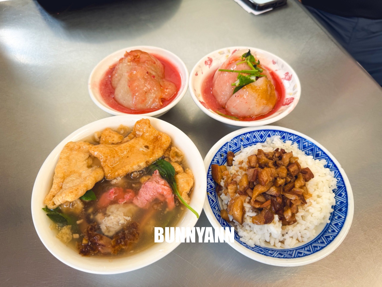 台北萬華美食「川業肉圓」，傳承百年的神級紅糟肉圓，必點滷肉飯跟料滿滿綜合羹！