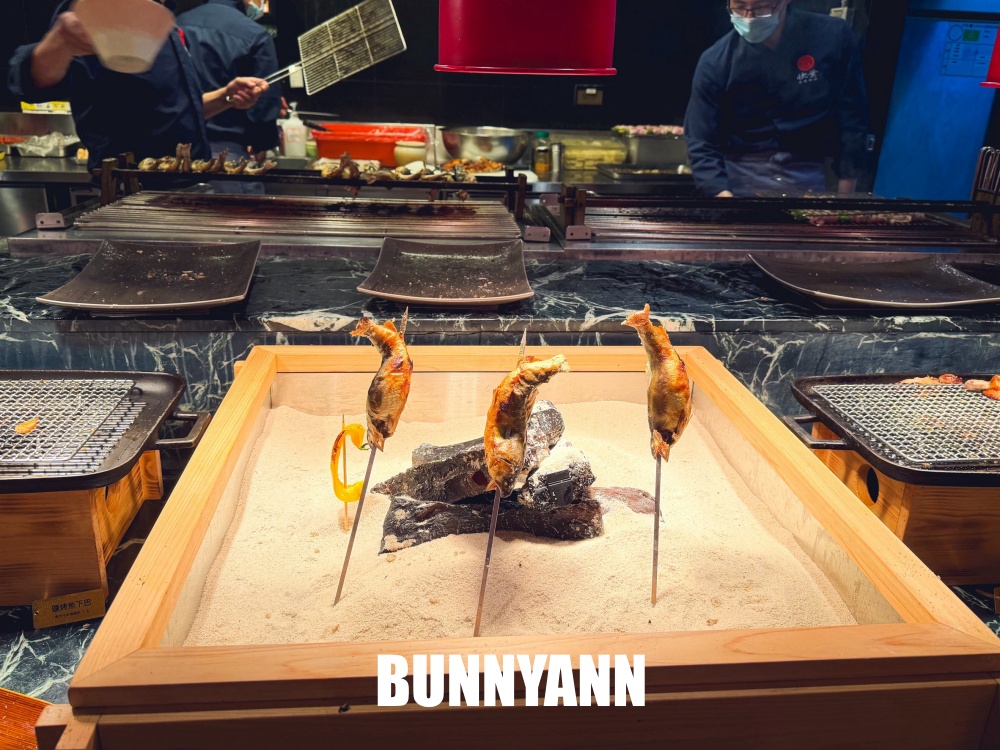 很多人都還沒來，是日式自助餐店家，花四千萬裝潢真棒，握壽司是主打