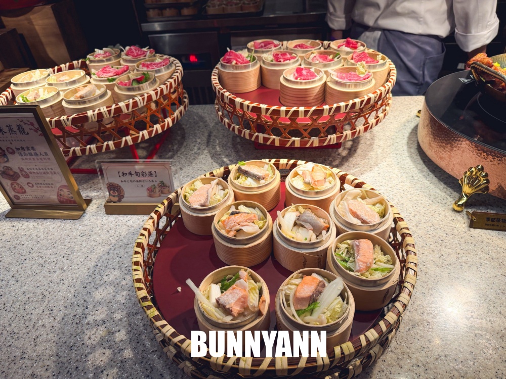 很多人都還沒來，是日式自助餐店家，花四千萬裝潢真棒，握壽司是主打