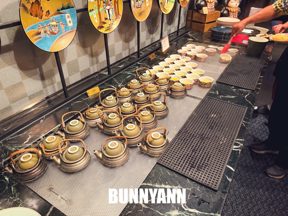 很多人都還沒來，是日式自助餐店家，花四千萬裝潢真棒，握壽司是主打