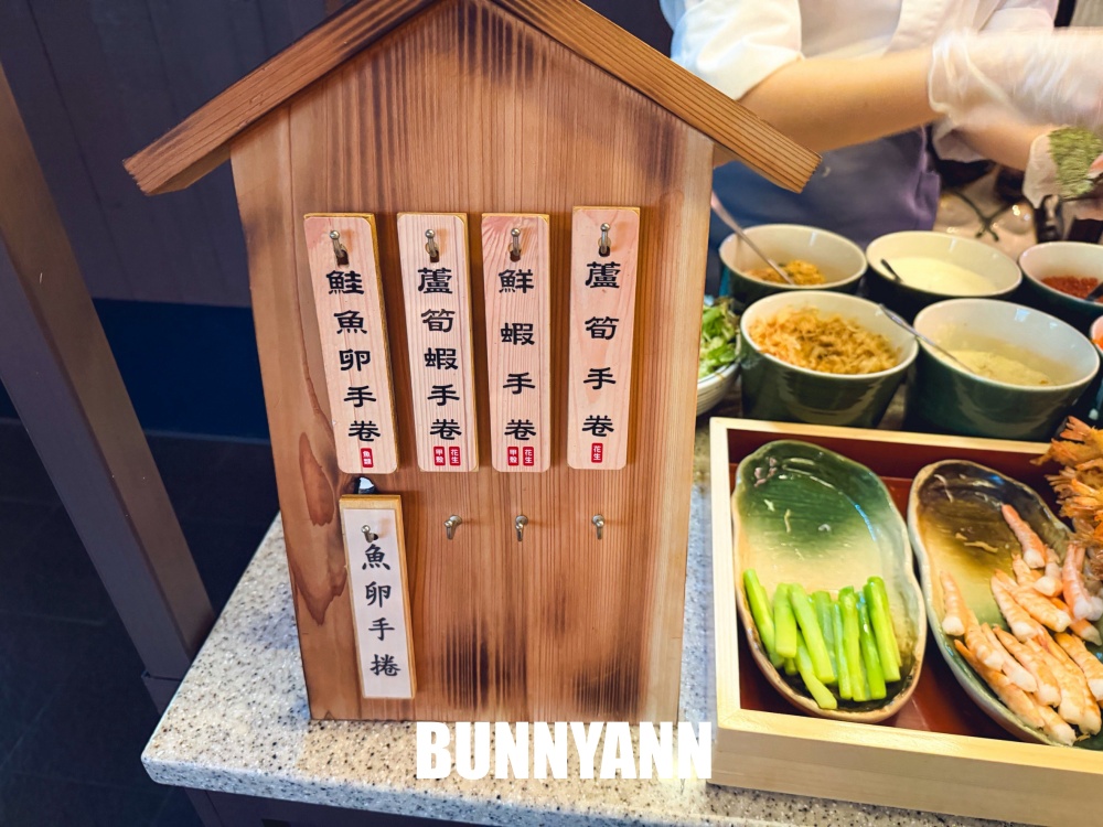 很多人都還沒來，是日式自助餐店家，花四千萬裝潢真棒，握壽司是主打