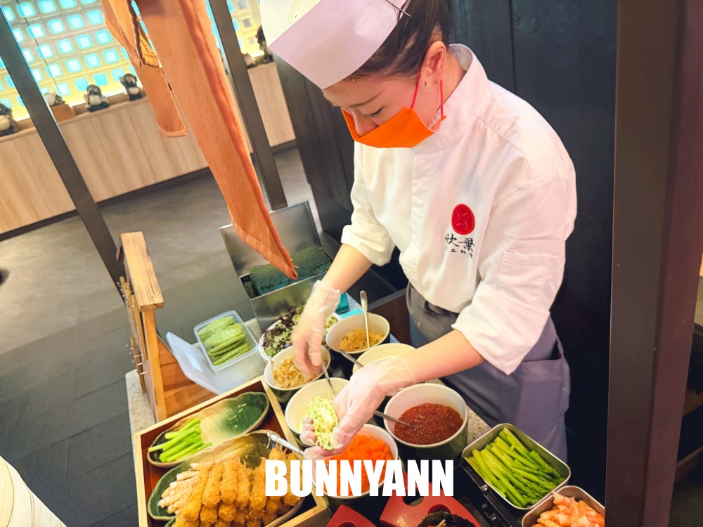 很多人都還沒來，是日式自助餐店家，花四千萬裝潢真棒，握壽司是主打
