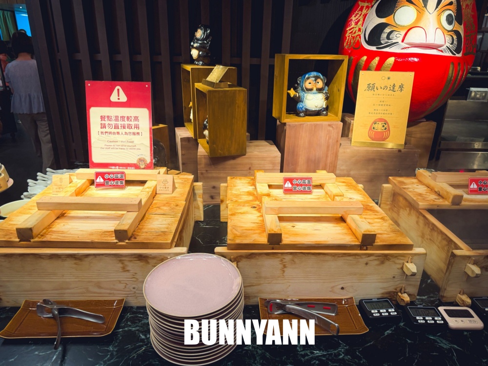 很多人都還沒來，是日式自助餐店家，花四千萬裝潢真棒，握壽司是主打