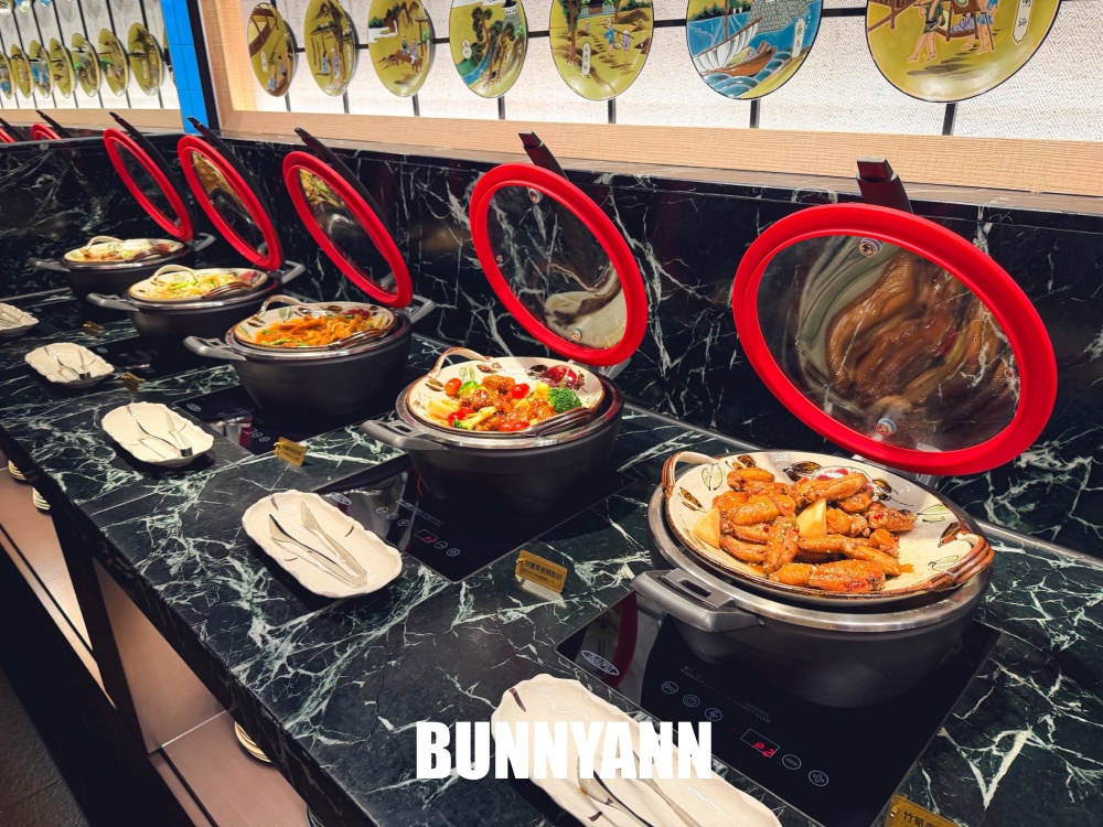 很多人都還沒來，是日式自助餐店家，花四千萬裝潢真棒，握壽司是主打