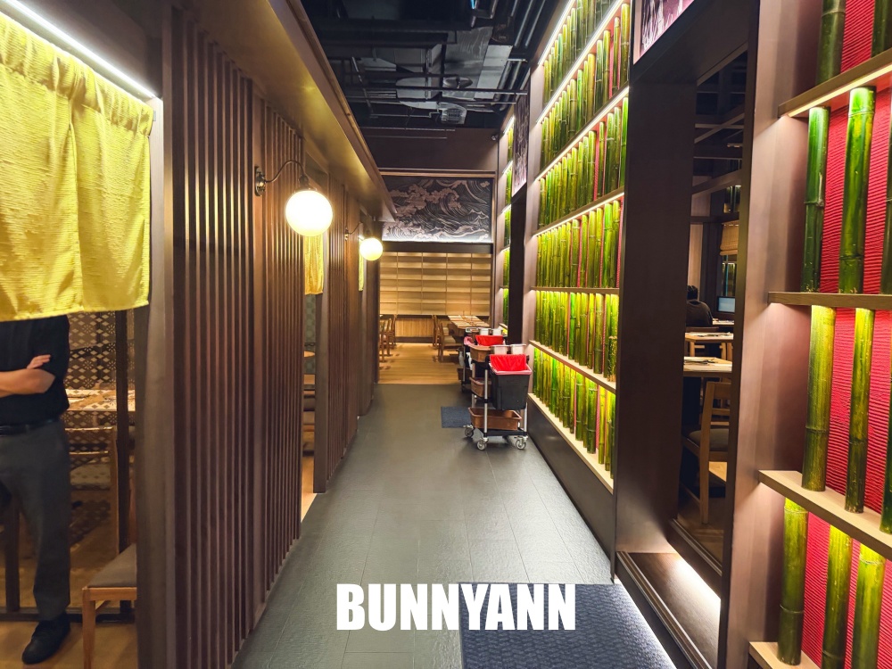 很多人都還沒來，是日式自助餐店家，花四千萬裝潢真棒，握壽司是主打