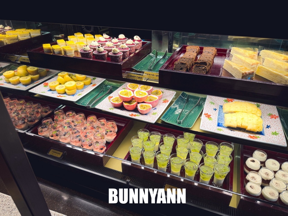 很多人都還沒來，是日式自助餐店家，花四千萬裝潢真棒，握壽司是主打