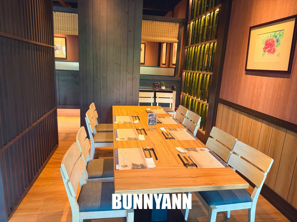 很多人都還沒來，是日式自助餐店家，花四千萬裝潢真棒，握壽司是主打