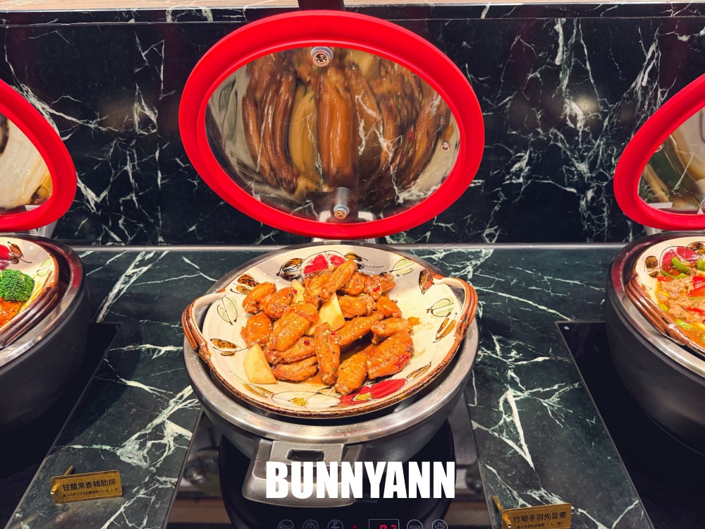 很多人都還沒來，是日式自助餐店家，花四千萬裝潢真棒，握壽司是主打