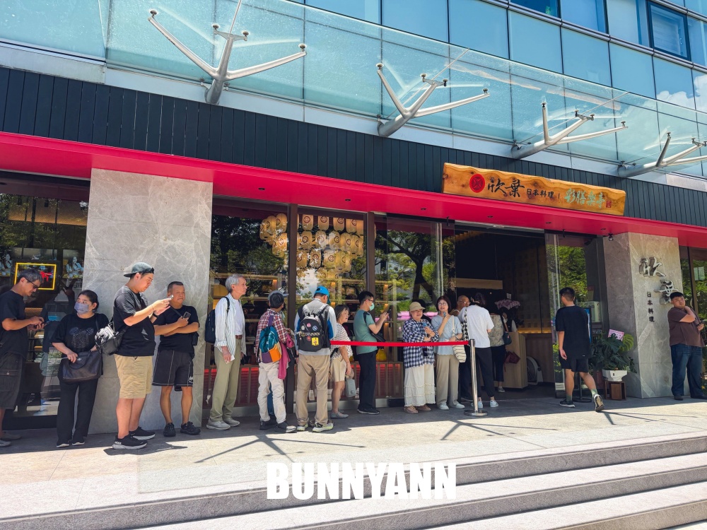 很多人都還沒來，是日式自助餐店家，花四千萬裝潢真棒，握壽司是主打