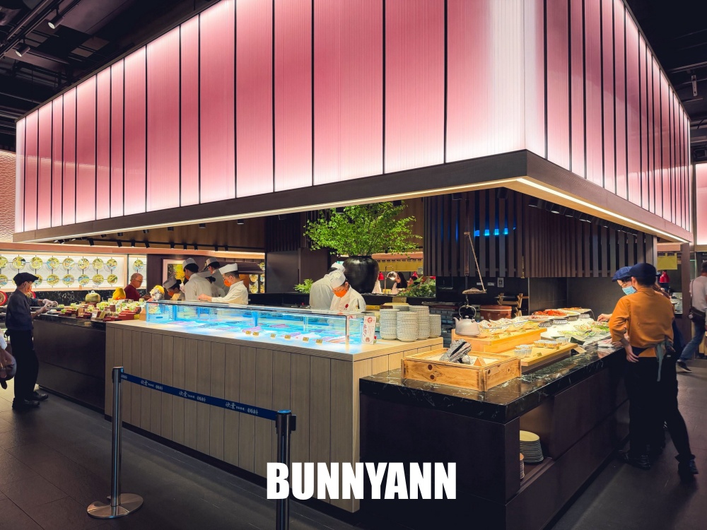 很多人都還沒來，是日式自助餐店家，花四千萬裝潢真棒，握壽司是主打