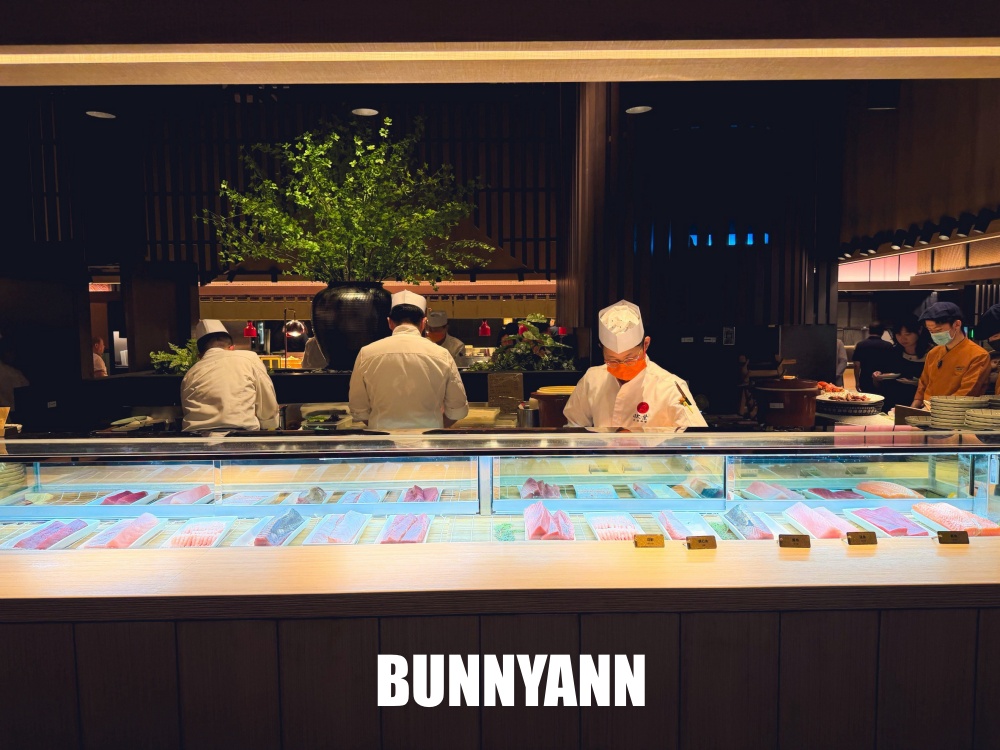 很多人都還沒來，是日式自助餐店家，花四千萬裝潢真棒，握壽司是主打