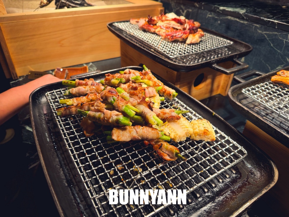 很多人都還沒來，是日式自助餐店家，花四千萬裝潢真棒，握壽司是主打