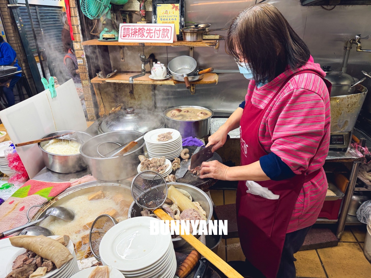 台北東門市場必吃！羅媽媽米粉湯，超強黑白切與濃郁湯頭，市場內的排隊神店！