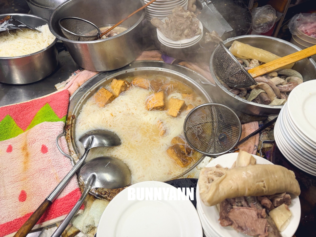 台北東門市場必吃!羅媽媽米粉湯,超強黑白切與濃郁湯頭,市場內的排隊神店! 台北東門市場必吃!羅媽媽米粉湯,超強黑白切與濃郁湯頭,市場內的排隊神店!