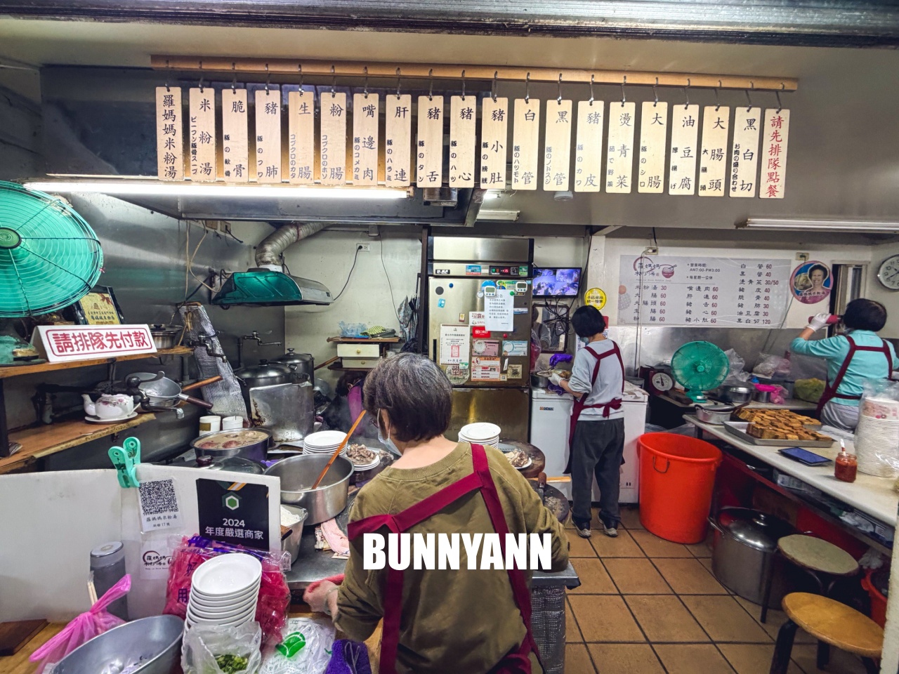 台北東門市場必吃！羅媽媽米粉湯，超強黑白切與濃郁湯頭，市場內的排隊神店！