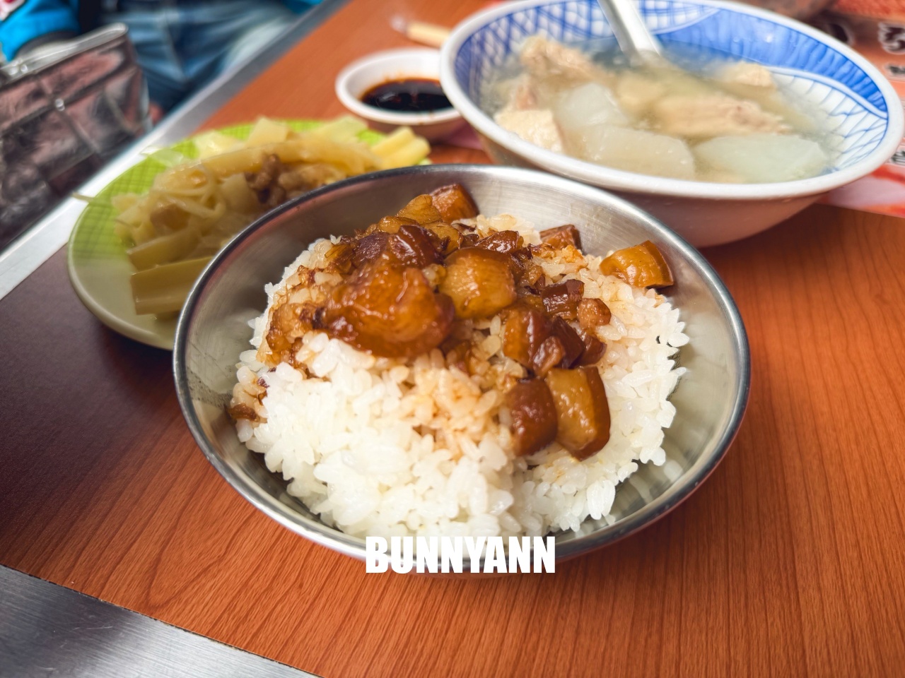 台北美食【江家原汁排骨湯】大稻埕慈聖宮大樹下最正宗台式早午餐，肉大塊湯頭超清甜！