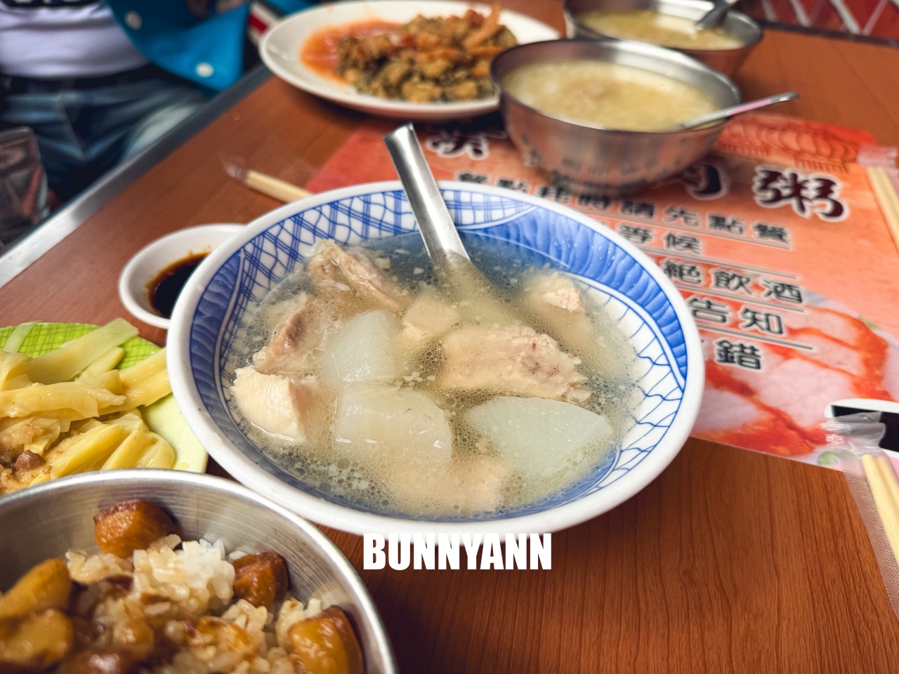 台北美食【江家原汁排骨湯】大稻埕慈聖宮大樹下最正宗台式早午餐，肉大塊湯頭超清甜！