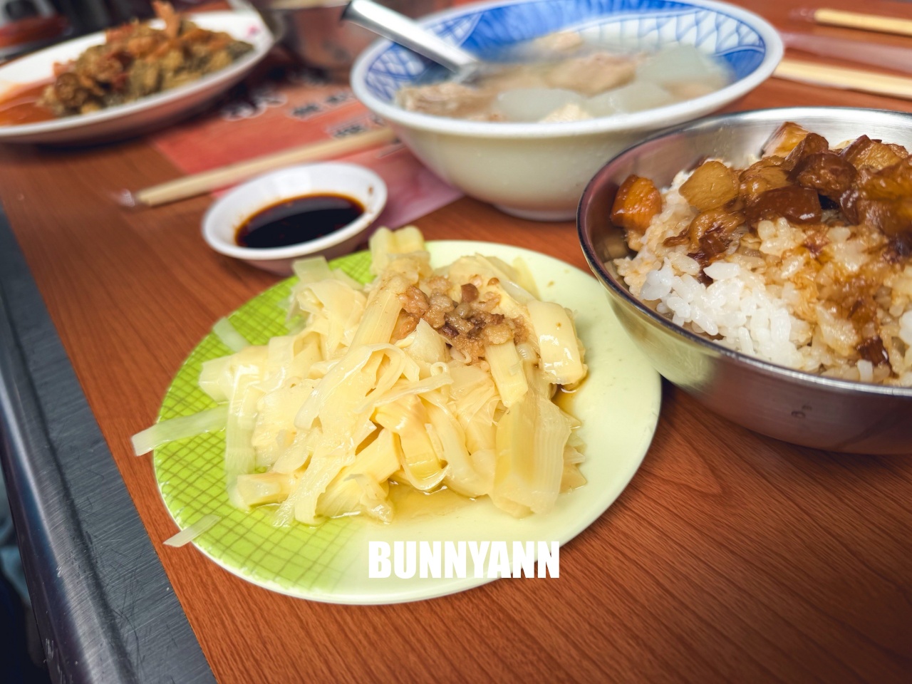 台北美食【江家原汁排骨湯】大稻埕慈聖宮大樹下最正宗台式早午餐，肉大塊湯頭超清甜！