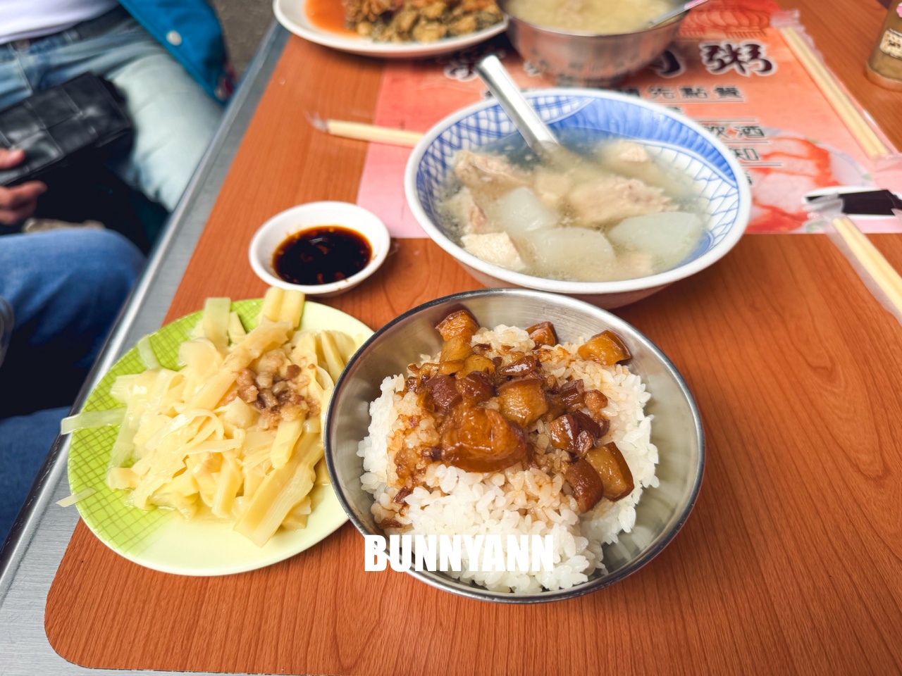 台北美食【江家原汁排骨湯】大稻埕慈聖宮大樹下最正宗台式早午餐，肉大塊湯頭超清甜！