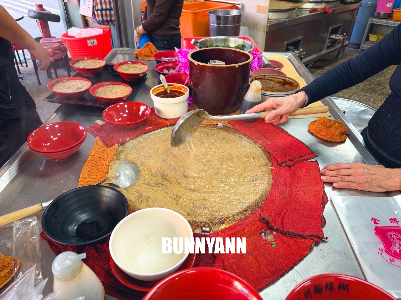 彰化【王罔麵線糊】鹿港百年麵線糊老店，一開門即排隊也甘願等候