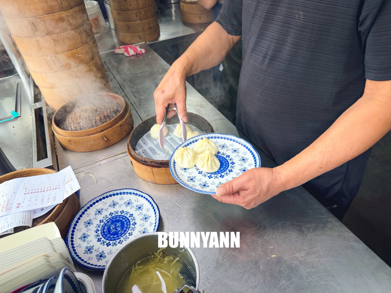 彰化最強美食！秀水湯包，爆漿湯汁像瀑布，在地排隊傳奇太狂了！