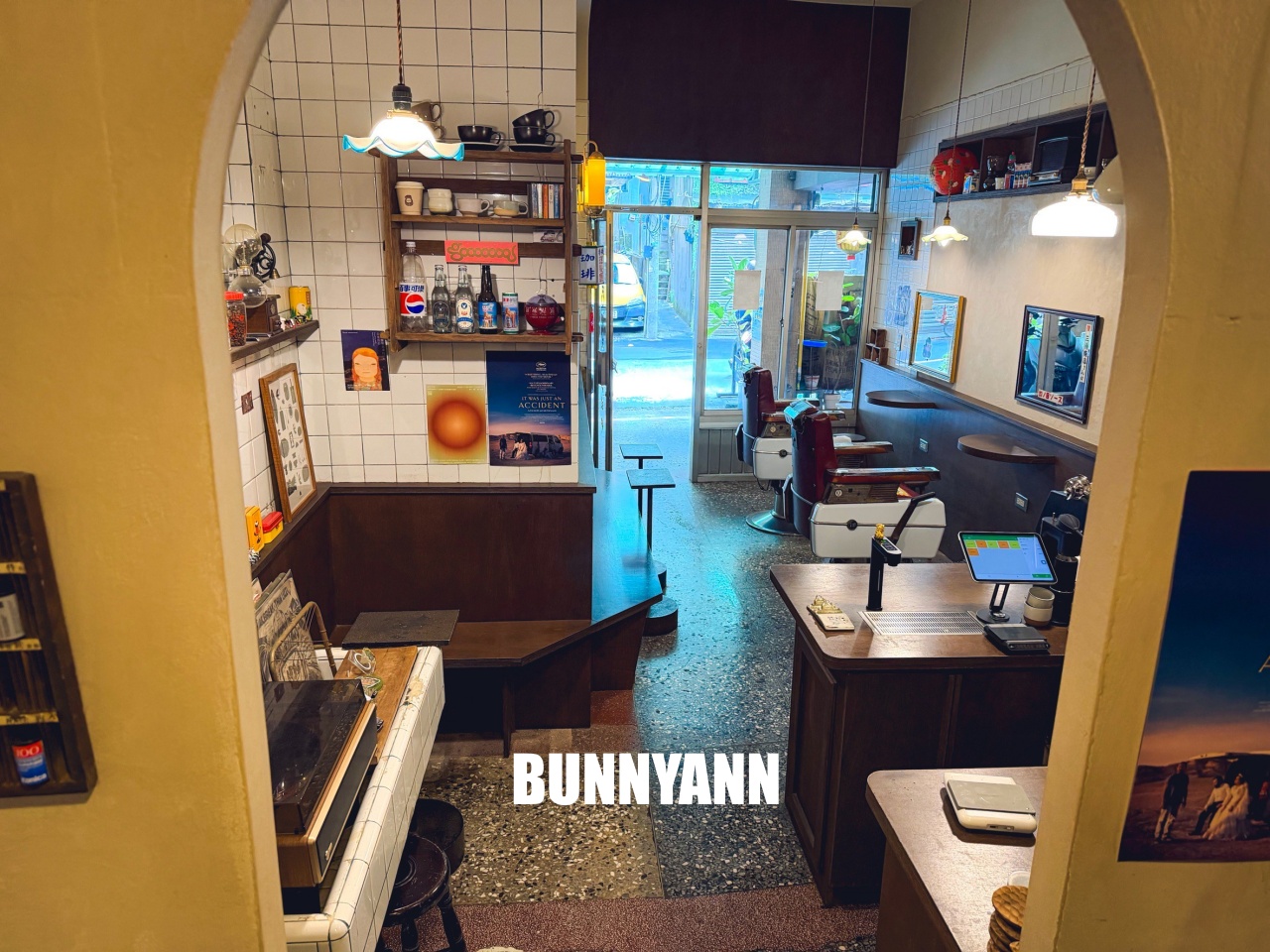 基隆美食【秋香理髮廳獅球珈琲部】隱身巷弄的老派復古理髮廳咖啡館，好拍到爆！