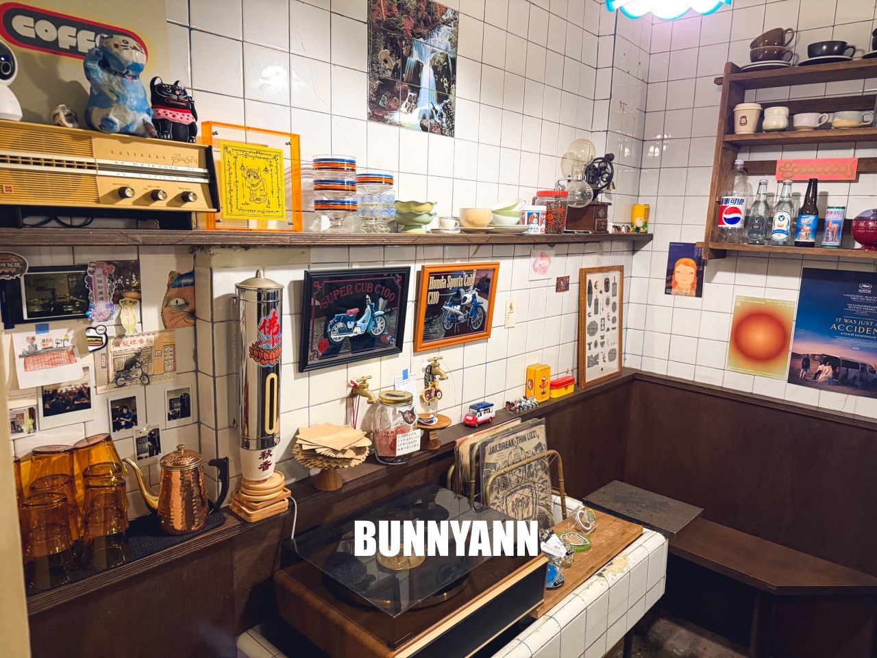 基隆美食【秋香理髮廳獅球珈琲部】隱身巷弄的老派復古理髮廳咖啡館，好拍到爆！