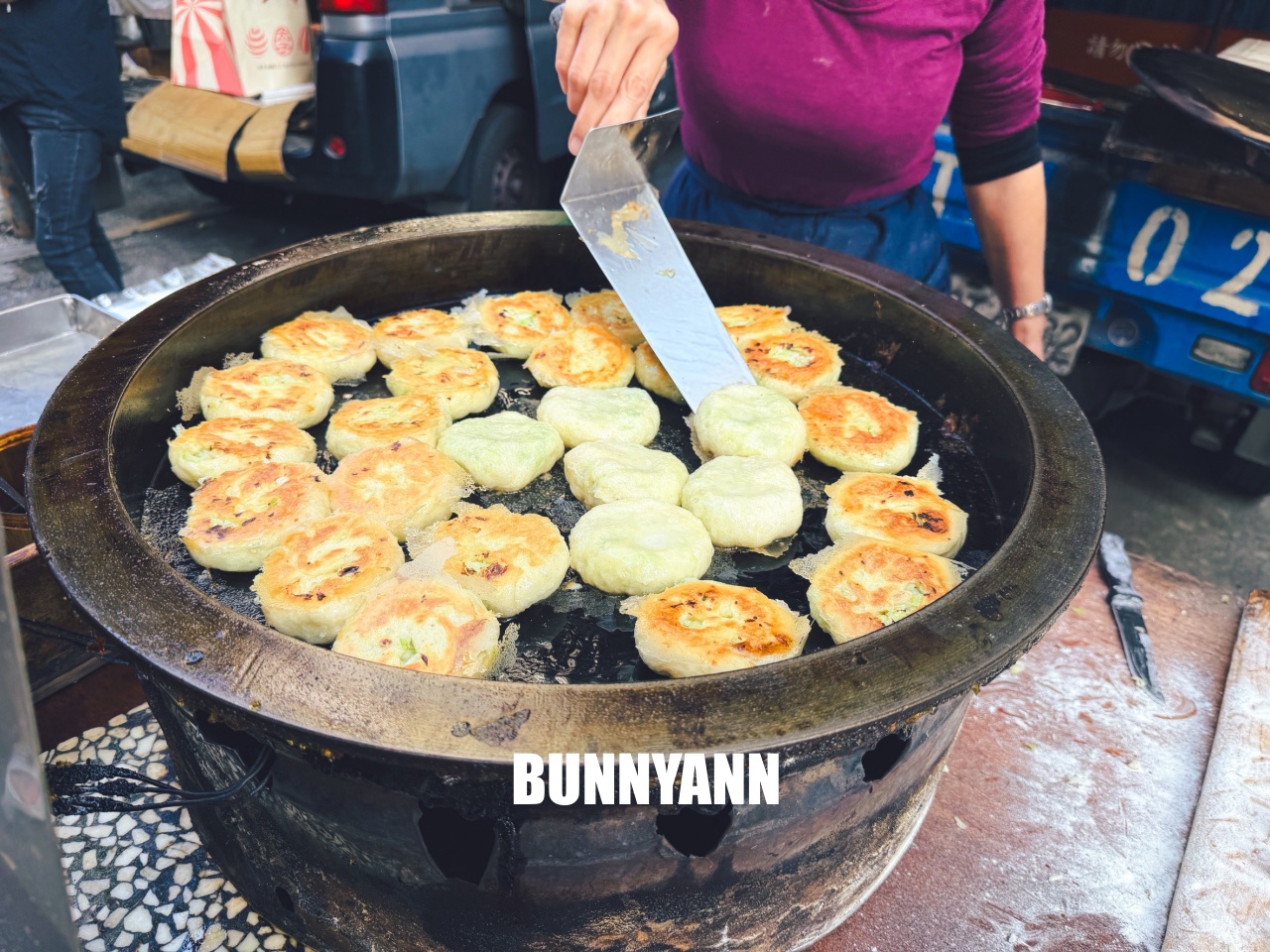 台北美食「立法院生煎包」，一顆15元滿滿清甜高麗菜，巷弄內不起眼的藍色發財車，排隊人潮沒停過！