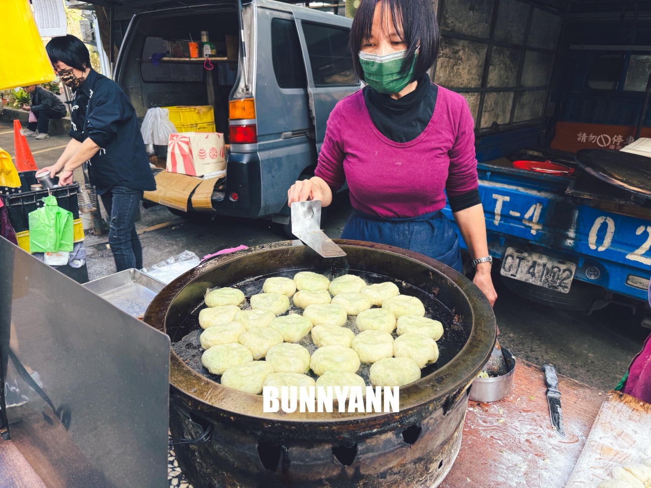 台北美食「立法院生煎包」，一顆15元滿滿清甜高麗菜，巷弄內不起眼的藍色發財車，排隊人潮沒停過！