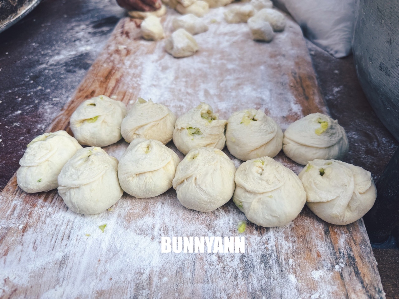 台北美食「立法院生煎包」，一顆15元滿滿清甜高麗菜，巷弄內不起眼的藍色發財車，排隊人潮沒停過！