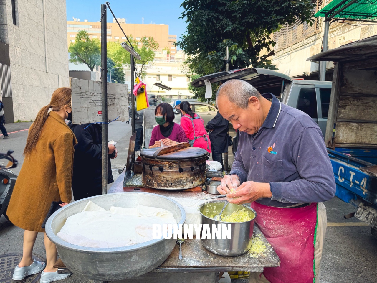 台北美食「立法院生煎包」，一顆15元滿滿清甜高麗菜，巷弄內不起眼的藍色發財車，排隊人潮沒停過！
