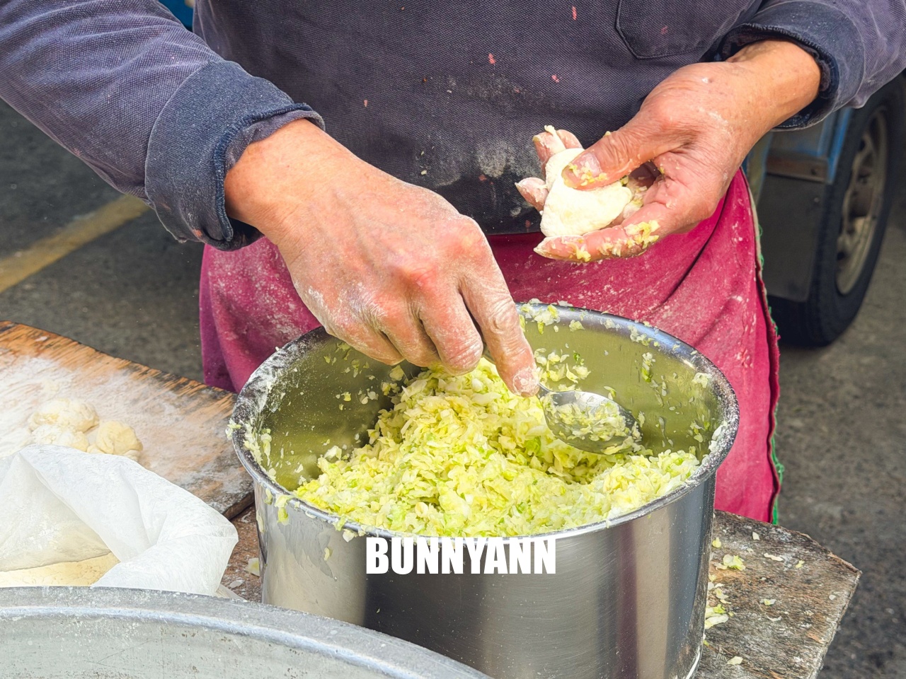 台北美食「立法院生煎包」，一顆15元滿滿清甜高麗菜，巷弄內不起眼的藍色發財車，排隊人潮沒停過！