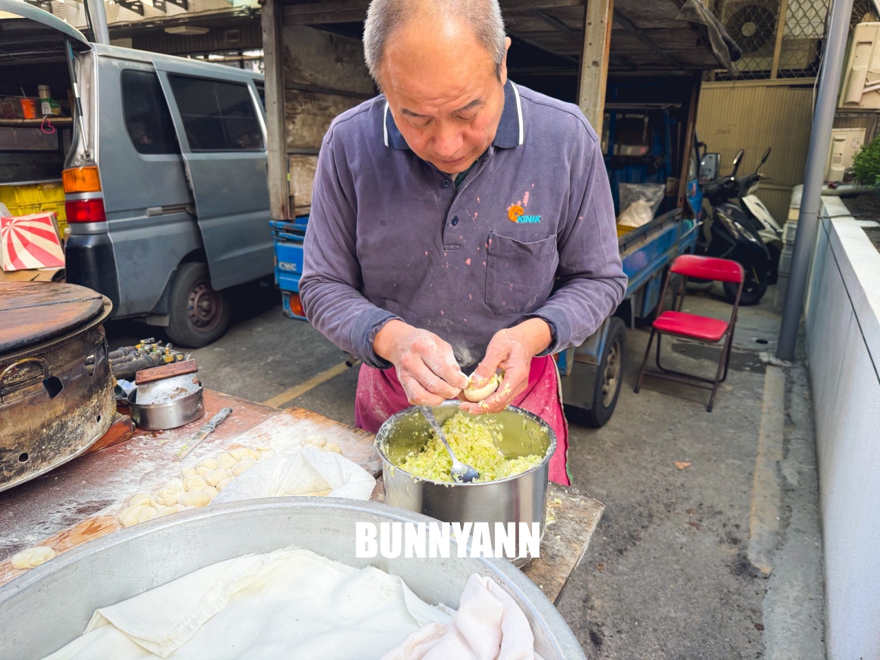 台北美食「立法院生煎包」，一顆15元滿滿清甜高麗菜，巷弄內不起眼的藍色發財車，排隊人潮沒停過！