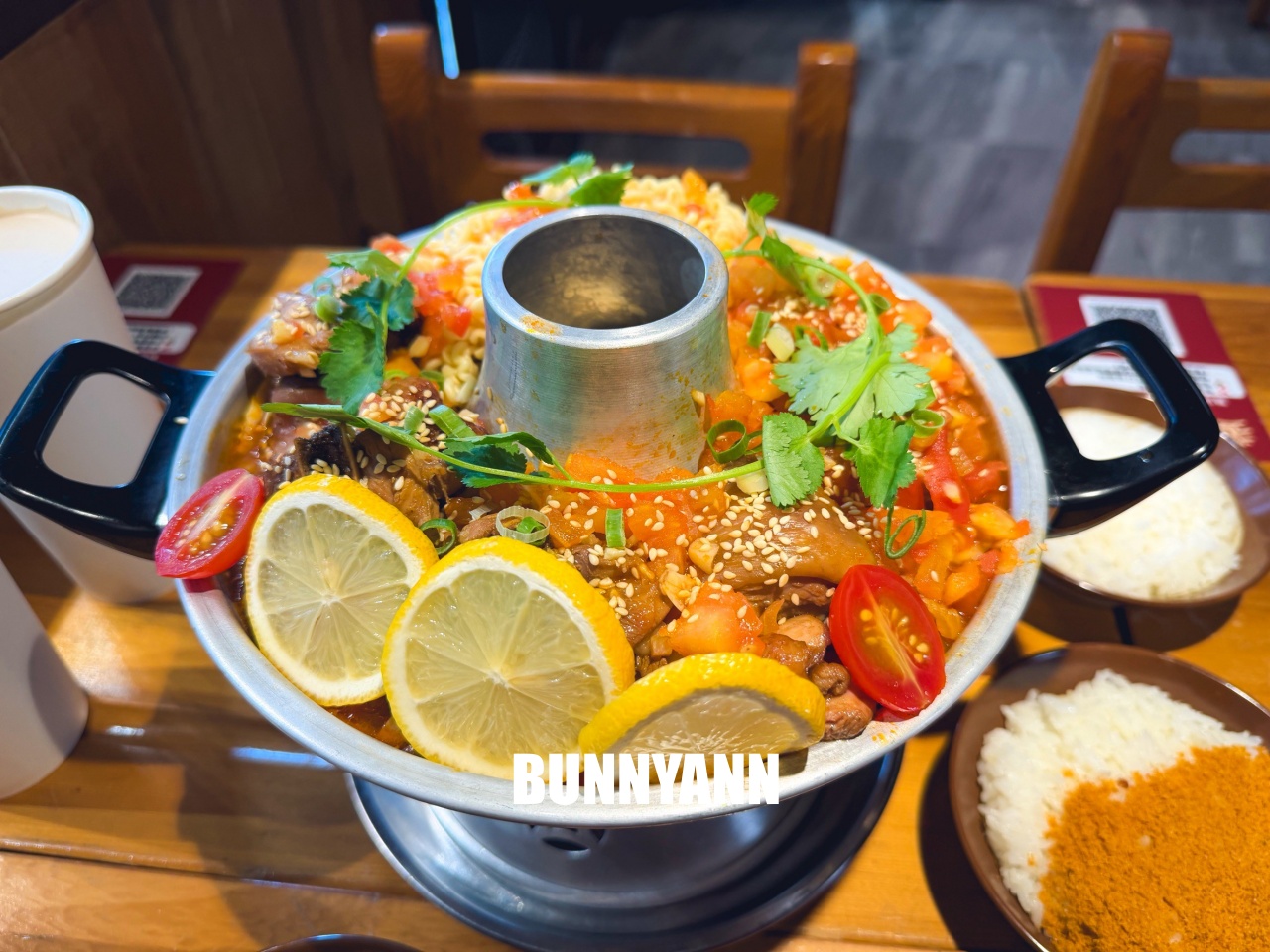 三峽美食「薑太宮火鍋雞&蔥雞飯」江湖風格超好拍，必點85元泉水雞飯與邪惡起司火鍋，CP值爆表！