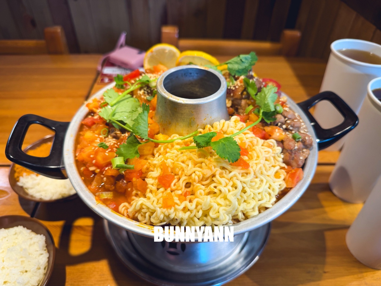 三峽美食「薑太宮火鍋雞&蔥雞飯」江湖風格超好拍，必點85元泉水雞飯與邪惡起司火鍋，CP值爆表！