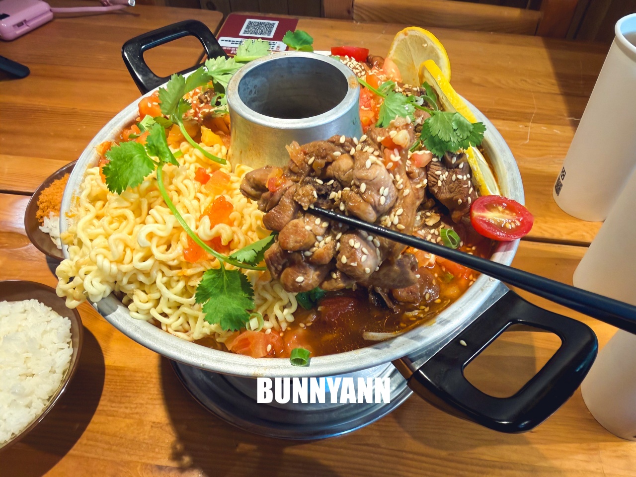 三峽美食「薑太宮火鍋雞&蔥雞飯」江湖風格超好拍，必點85元泉水雞飯與邪惡起司火鍋，CP值爆表！