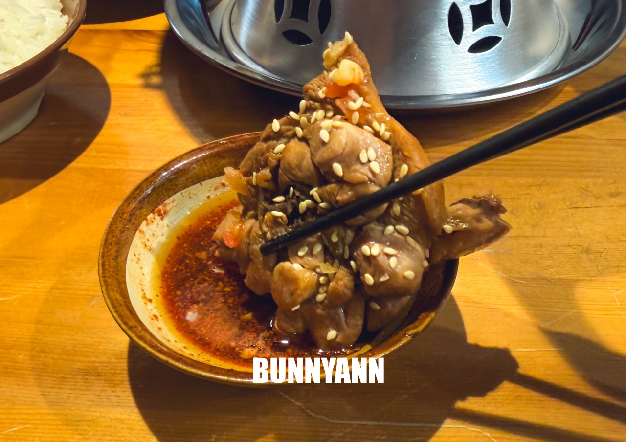 三峽美食「薑太宮火鍋雞&蔥雞飯」江湖風格超好拍，必點85元泉水雞飯與邪惡起司火鍋，CP值爆表！