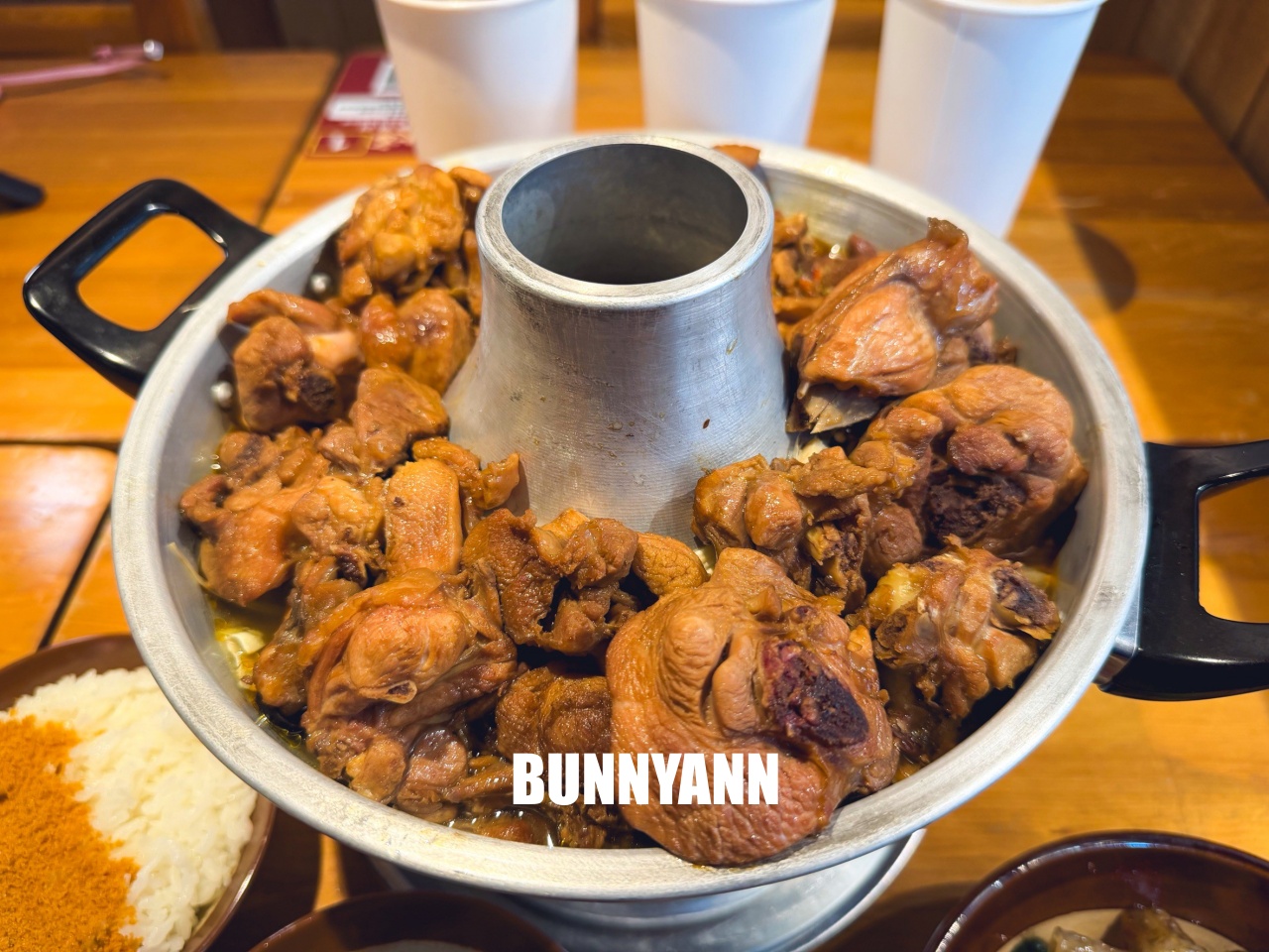 三峽美食「薑太宮火鍋雞&蔥雞飯」江湖風格超好拍，必點85元泉水雞飯與邪惡起司火鍋，CP值爆表！