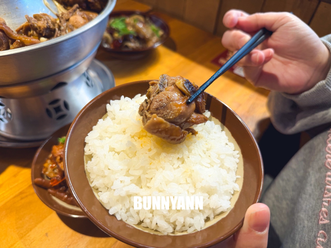 三峽美食「薑太宮火鍋雞&蔥雞飯」江湖風格超好拍，必點85元泉水雞飯與邪惡起司火鍋，CP值爆表！