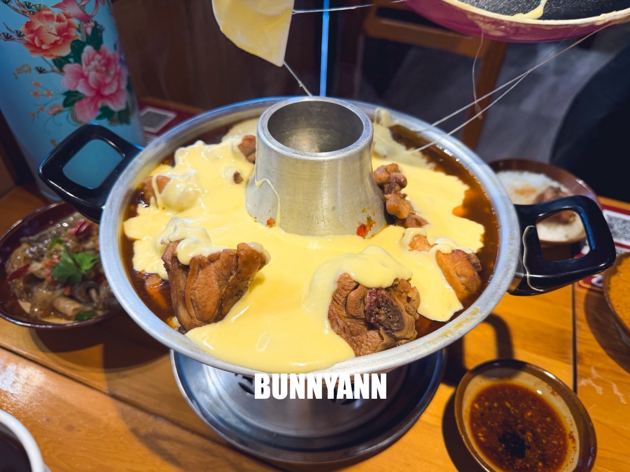 三峽美食「薑太宮火鍋雞&蔥雞飯」江湖風格超好拍，必點85元泉水雞飯與邪惡起司火鍋，CP值爆表！