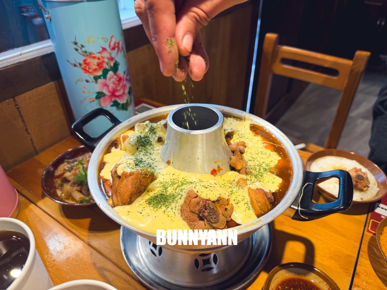 三峽美食「薑太宮火鍋雞&蔥雞飯」江湖風格超好拍，必點85元泉水雞飯與邪惡起司火鍋，CP值爆表！