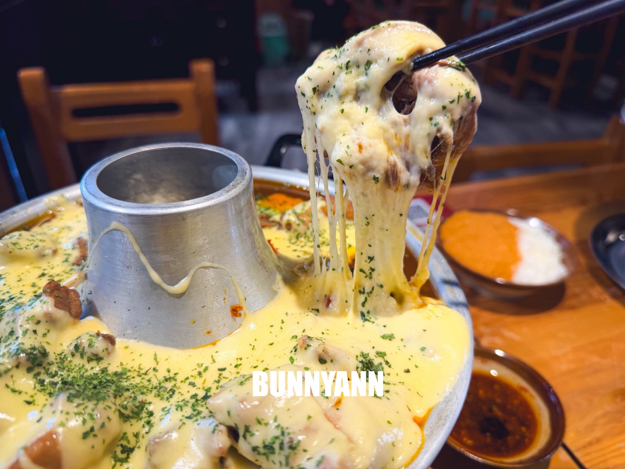 三峽美食「薑太宮火鍋雞&蔥雞飯」江湖風格超好拍，必點85元泉水雞飯與邪惡起司火鍋，CP值爆表！